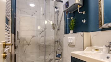 Design Double Room (12) | Bathroom | Shower, free toiletries, hair dryer, towels