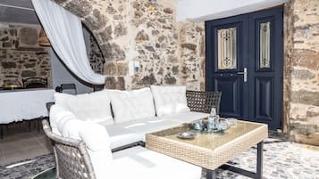 Una Smart TV, una chimenea, un reproductor de DVD, libros