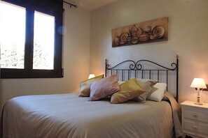 2 bedrooms, desk, iron/ironing board, WiFi