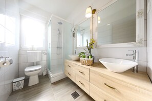 Villa, piscine privée | Salle de bain | Douche, sèche-cheveux, peignoirs, serviettes fournies