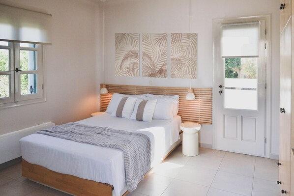 1 chambre, bureau, fer et planche à repasser, lit de bébé portatif