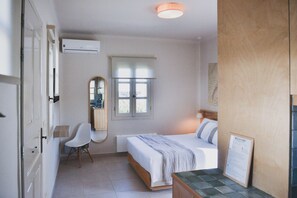1 chambre, bureau, fer et planche à repasser, lit parapluie