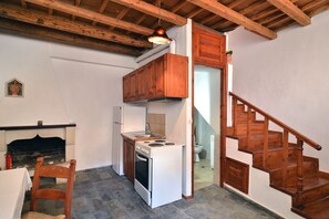 Kühlschrank, Ofen, Herdplatte, Wasserkocher mit Kaffee-/Teezubehör