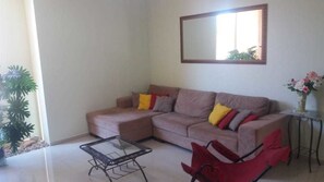 家庭複式房屋, 多張床 | 客廳 | 32-吋智慧型電視、有線頻道、電視、Netflix