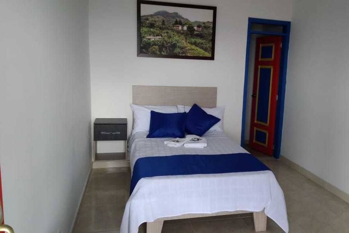 Artículos del minibar gratis, wifi gratis y ropa de cama