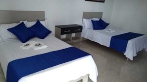 Artículos del minibar gratis, wifi gratis y ropa de cama
