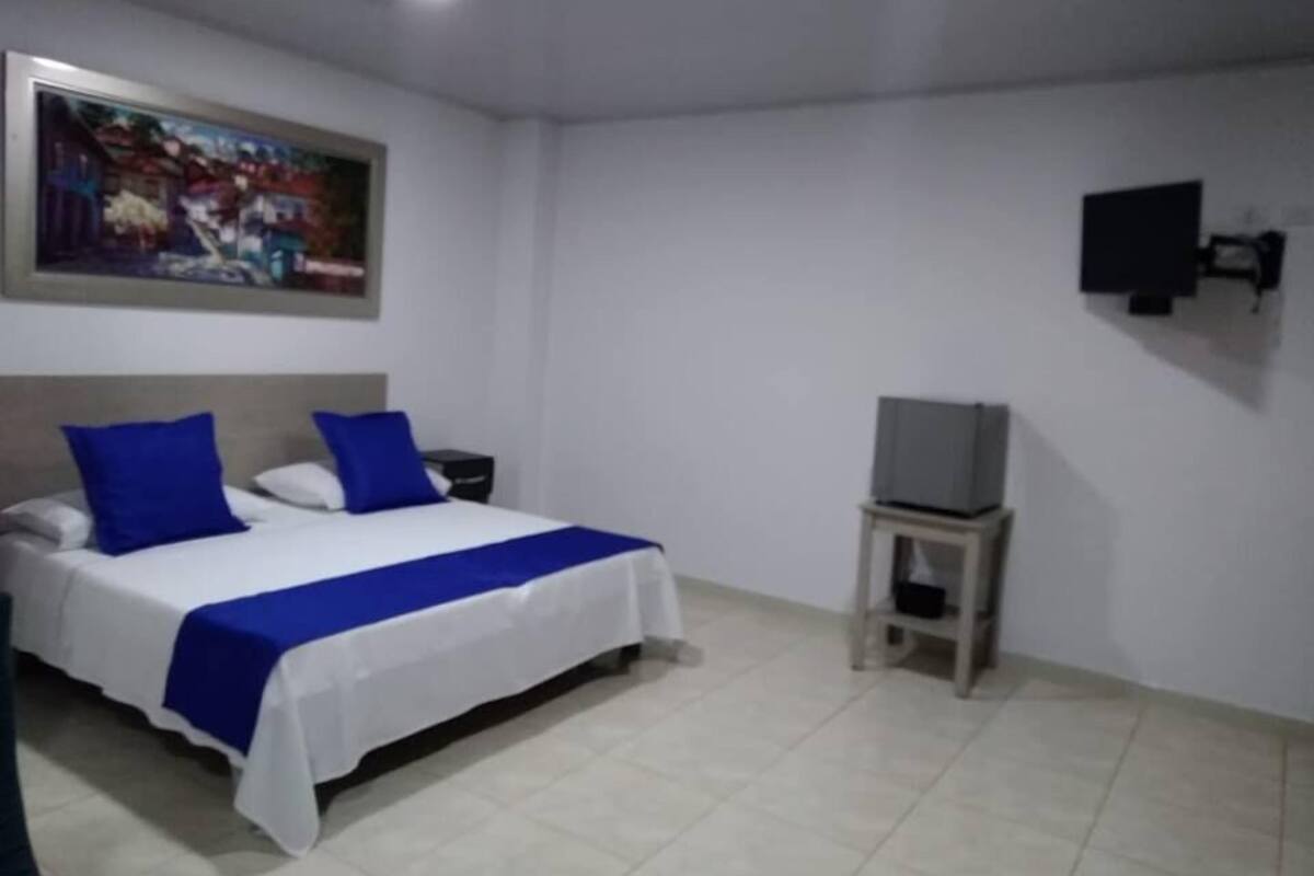 Artículos del minibar gratis, wifi gratis y ropa de cama