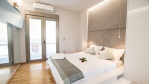 Un dormitorio moderno con una cama grande, vistas al balcón y un diseño minimalista.