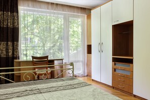 1 habitación, tabla de planchar con plancha, internet y ropa de cama 