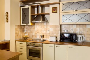 Fridge, microwave, oven, stovetop - Cosy Comfort Apartment in the city center of Varna (Варна)