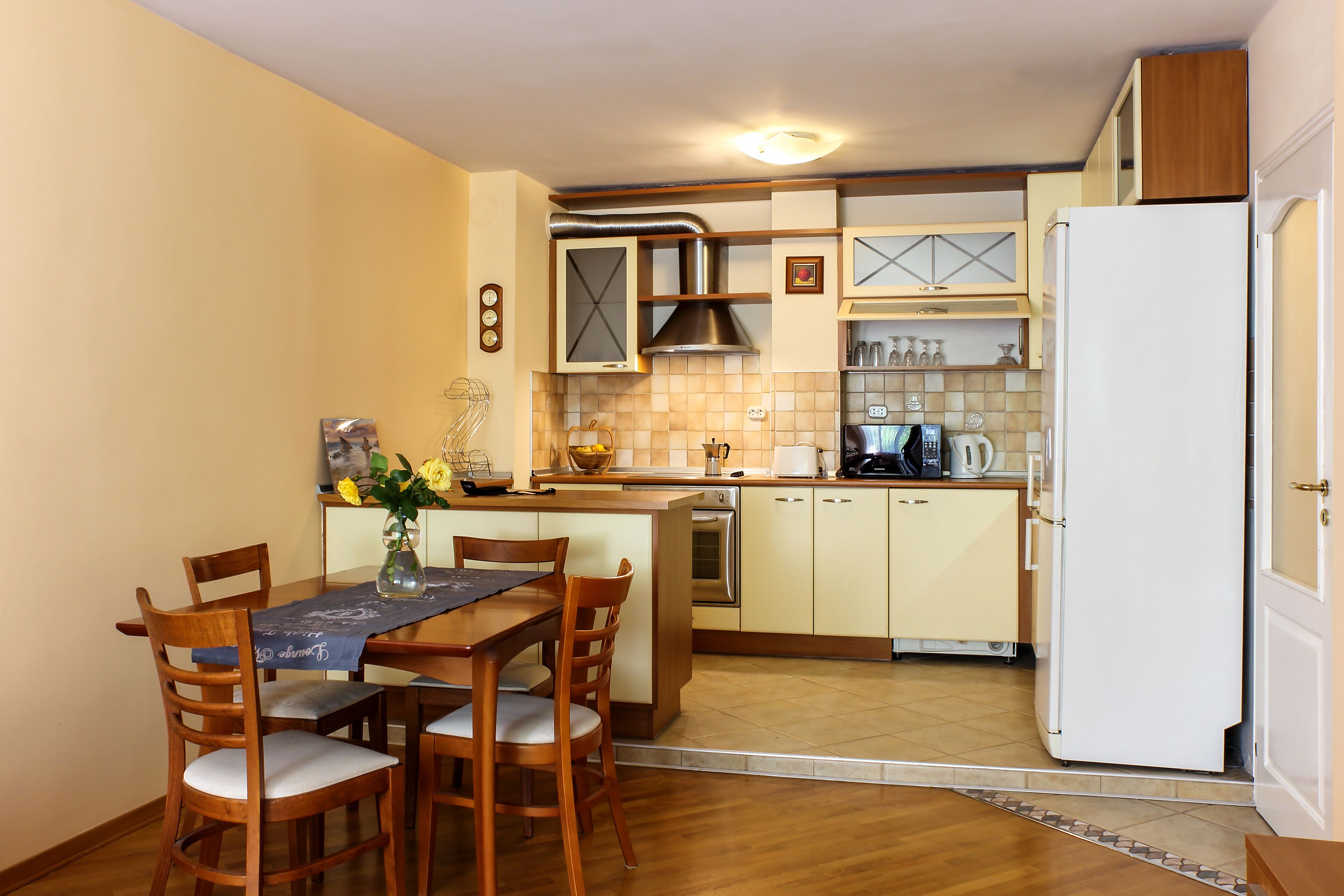 Kühlschrank, Mikrowelle, Ofen, Herdplatte