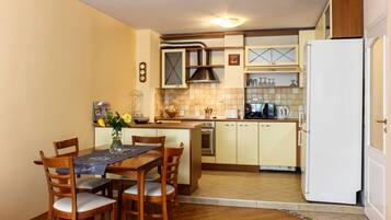 Kjøleskap, mikrobølgeovn, ovn og kokeplater