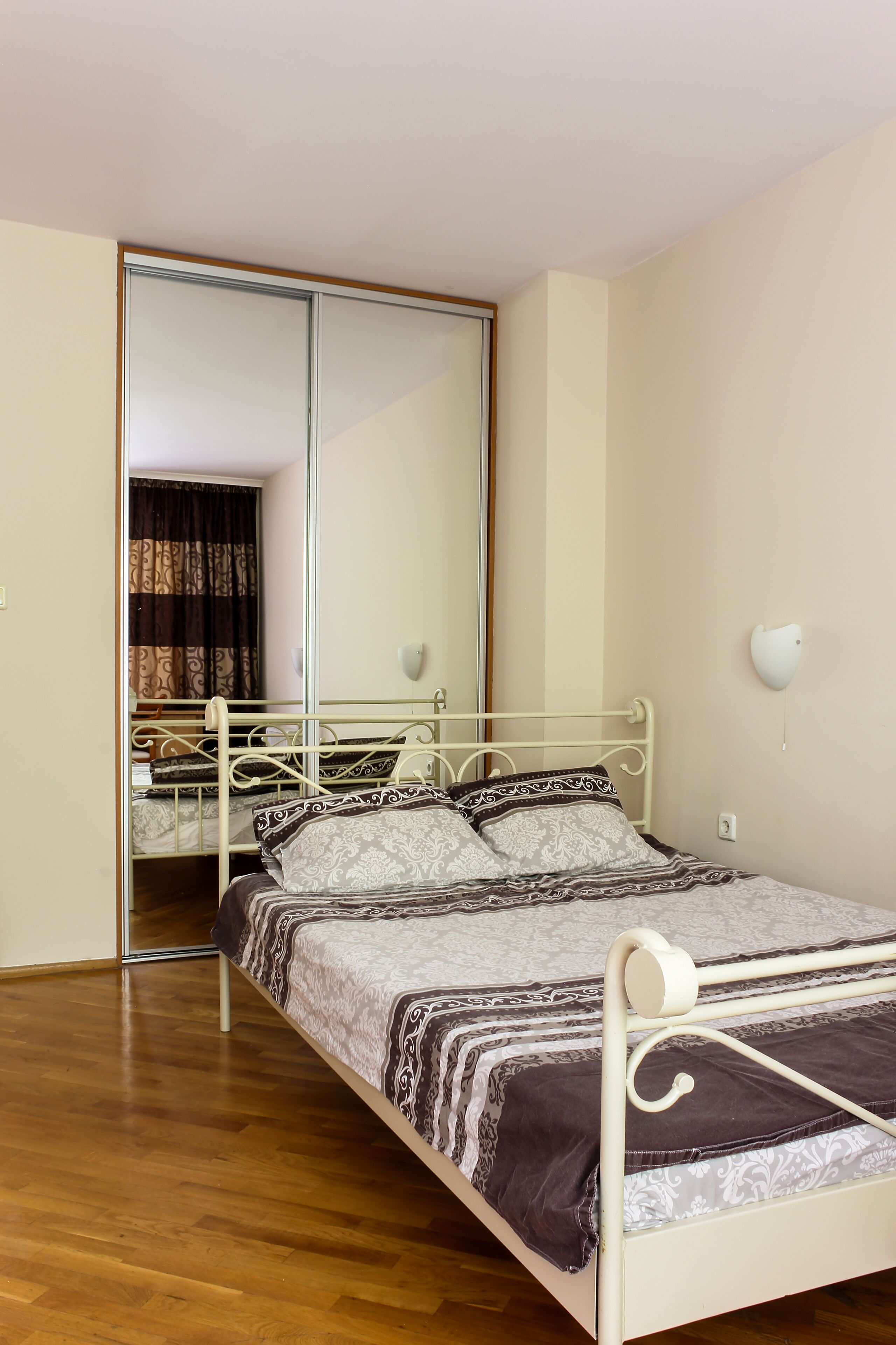 1 habitación, tabla de planchar con plancha, internet y ropa de cama 