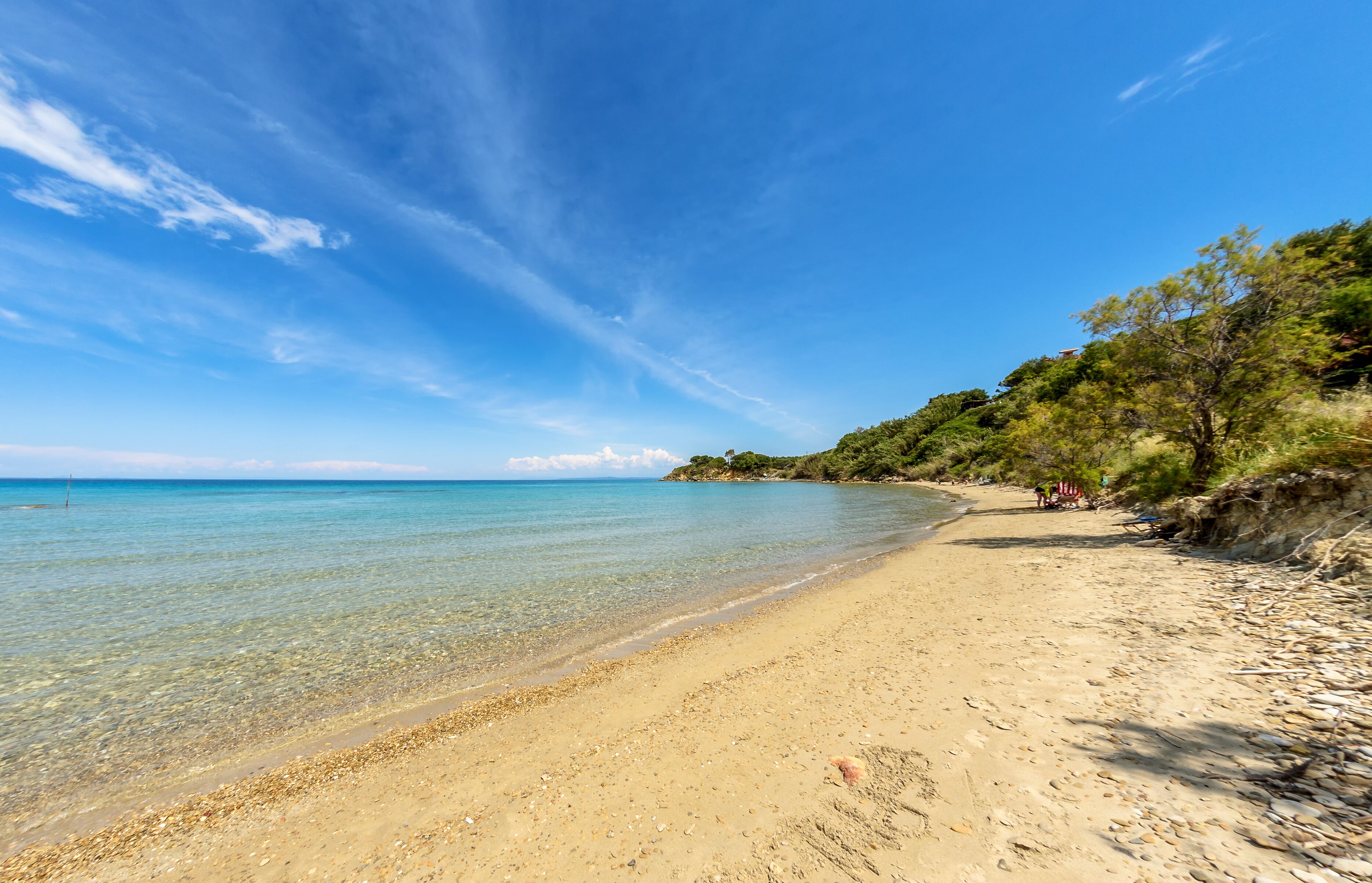 Beach nearby, sun loungers, beach towels