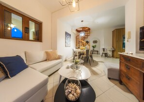 Smart TV, chimenea, reproductor de DVD y estéreo 