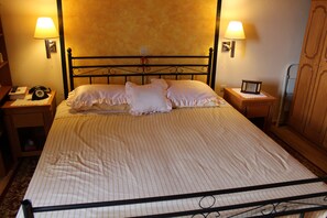 2 bedrooms, iron/ironing board, bed sheets