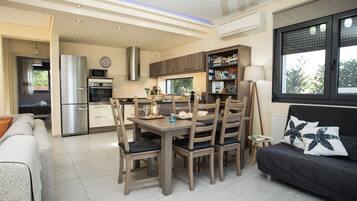 Una Smart TV, una chimenea, un reproductor de DVD, libros