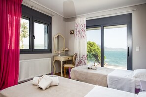 4 bedrooms, desk, soundproofing, iron/ironing board - A Family Friendly Sea View Villa. Cycling Walking Fishing Birdwatcing Swimming (Πηγαδάκια)