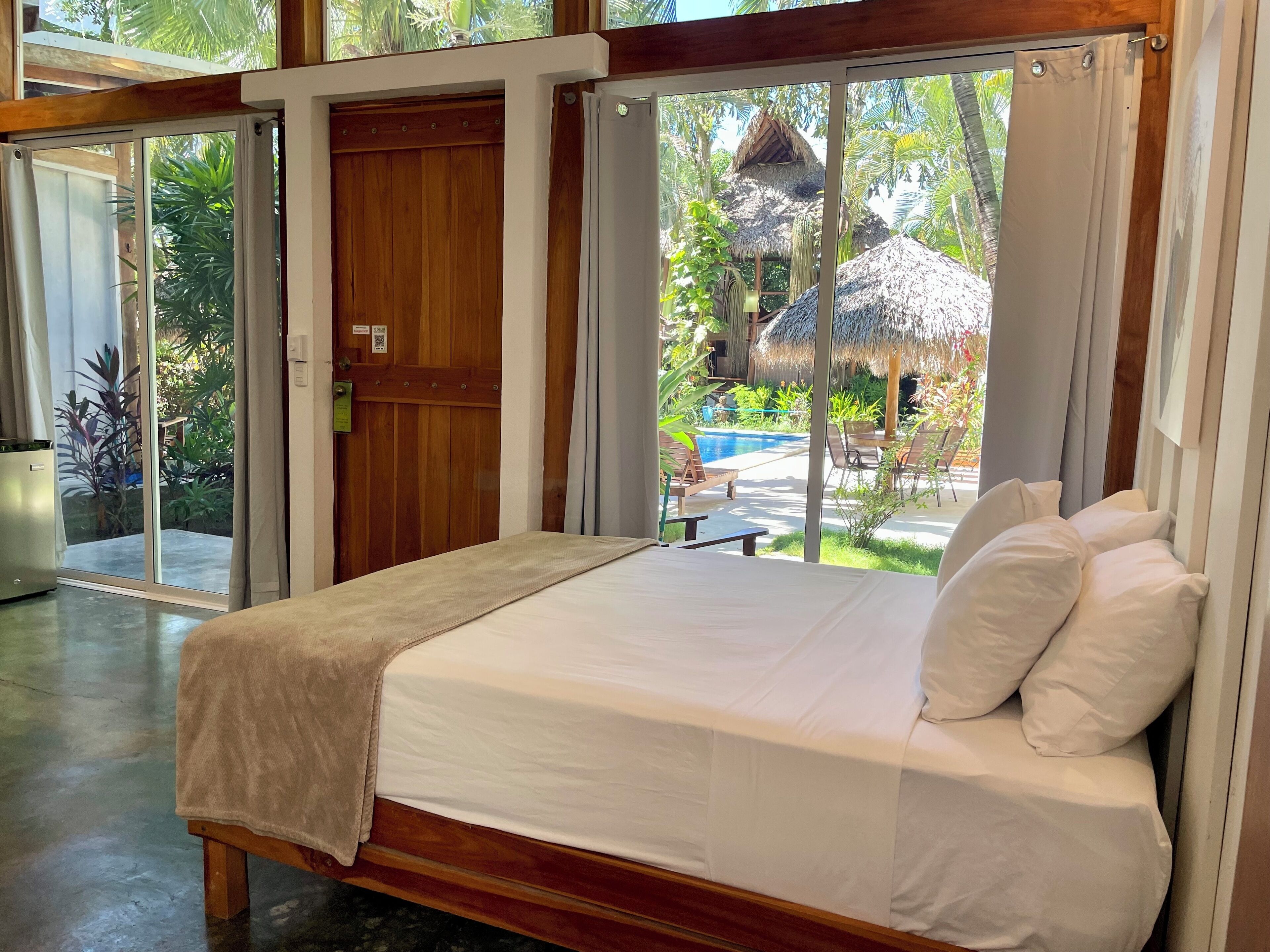 Habitación cuádruple, vista a la alberca | Ropa de cama de alta calidad y caja de seguridad en la habitación 