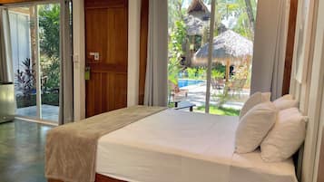 Chambre Quadruple, vue piscine | Literie de qualité supérieure, coffres-forts dans les chambres