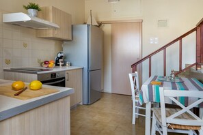 Fridge, oven, stovetop, coffee/tea maker