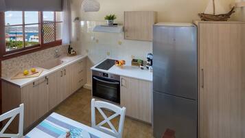 Refrigerador, horno, placa de cocina, cafetera/tetera