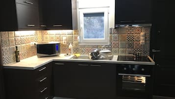 Fridge, microwave, oven, coffee/tea maker