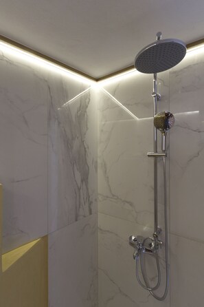 Baignoire, séchoir à cheveux, serviettes fournies, savon