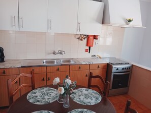 Frigorifero, microonde, forno, piano cottura