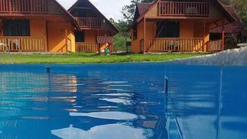 Piscina externa, guarda-sóis, espreguiçadeiras