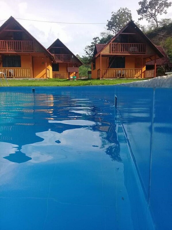 Outdoor pool, pool umbrellas, sun loungers - Ecolodge Don Felix (Santa Ana)