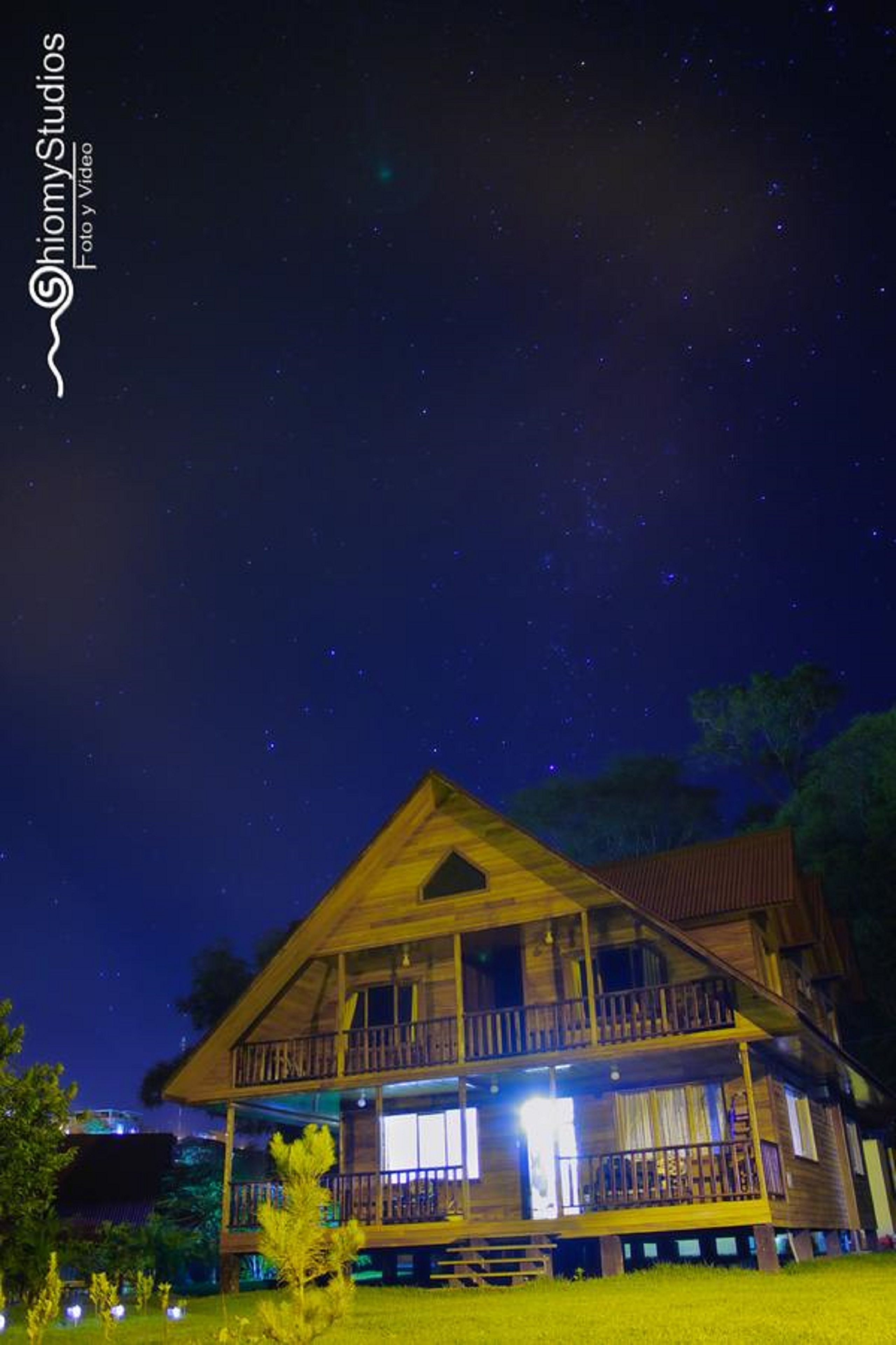 Fachada de la propiedad por la tarde o noche