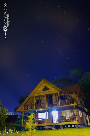 Front of property - evening/night - Ecolodge Don Felix (Santa Ana)