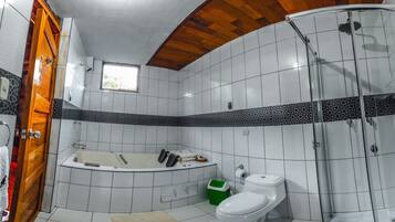 Suite Supérieure, 1 trÚs grand lit, vue jardin | Baignoire à jets