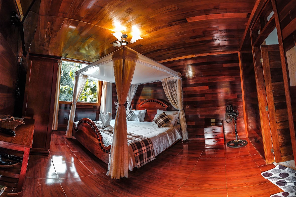Superior Suite, 1 King Bed, Garden View | Egyptian cotton sheets, premium bedding, down comforters, minibar