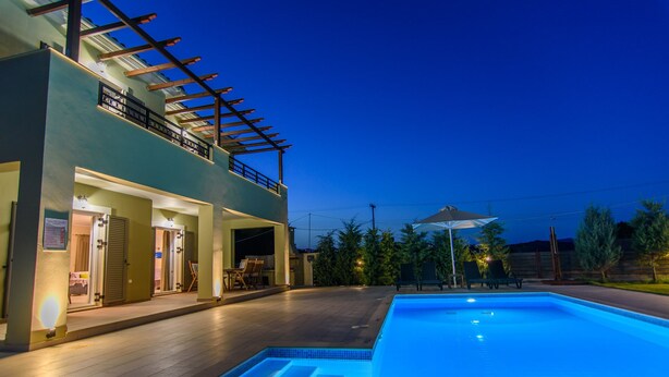 Outdoor pool - Armonia Villas Kefalonia, “Beautiful location, deluxe services" (Lixouri)