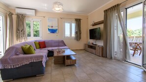 Smart TV, DVD player, books, stereo - Armonia Villas Kefalonia, “Beautiful location, deluxe services" (Lixouri)