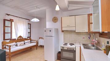 Fridge, oven, stovetop, coffee/tea maker