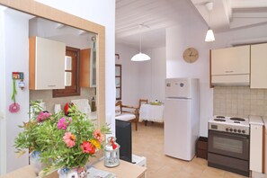 Réfrigérateur, four, plaque de cuisson, cafetière/bouilloire