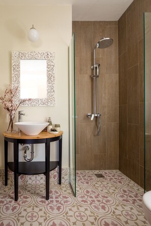 Combined shower/tub, hair dryer, towels, soap - Avra Apartments, Maistros (Καλύβες)