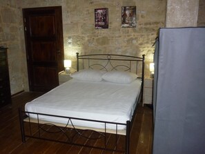 1 soverom, strykejern/-brett, wi-fi og sengetøy