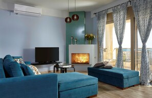 Smart-tv, een open haard en boeken