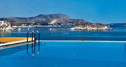Complejo de tres villas de lujo a pocos pasos de las hermosas vistas de la playa de arena