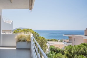 Property grounds - El Mar Seaview Penthouse, 2 BDR, 7’ from beach, renovated (Σαρωνίδα)