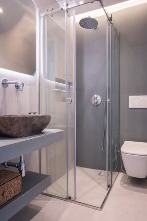 Douche, sèche-cheveux, serviettes fournies, savon