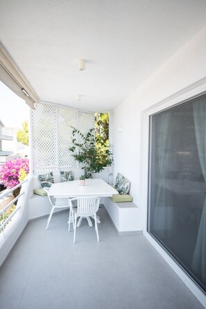Outdoor dining - El Mar Seaview Penthouse, 2 BDR, 7’ from beach, renovated (Σαρωνίδα)