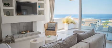 Smart-TV, Kamin, Bücher