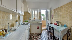 Fridge, oven, stovetop, coffee/tea maker