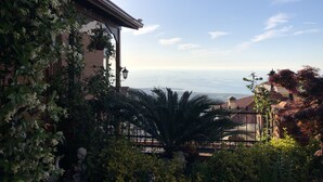 Villa de lujo, varias camas, vistas al mar | Vistas al jardín