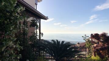 Luxury-Villa, Mehrere Betten, Meerblick | Blick auf den Garten